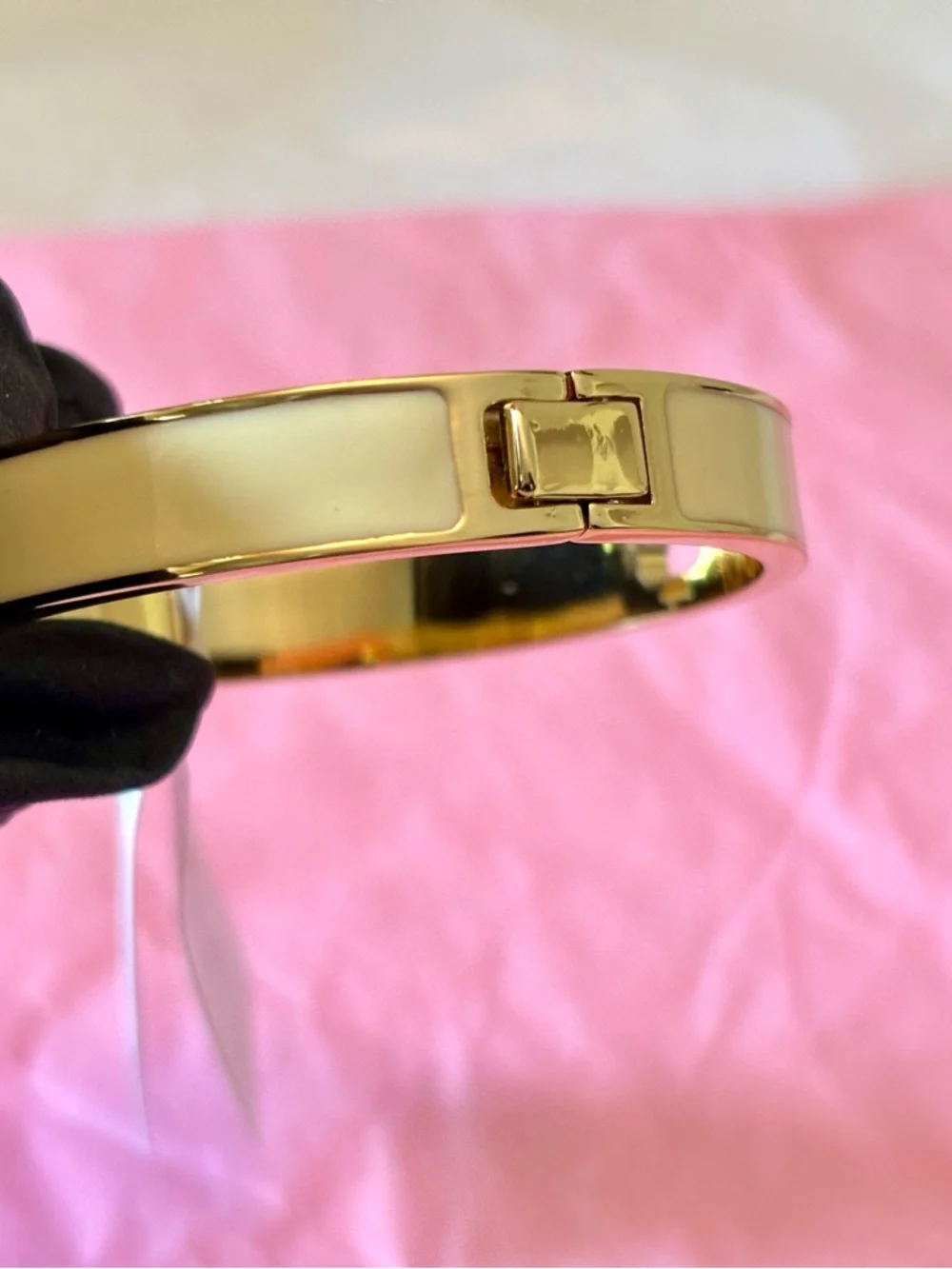 ❗️Sale❗️ ✨New✨Kate Spade✨Butter Cream Enamel Bangle with Gold spade accent - Picture 3 of 10